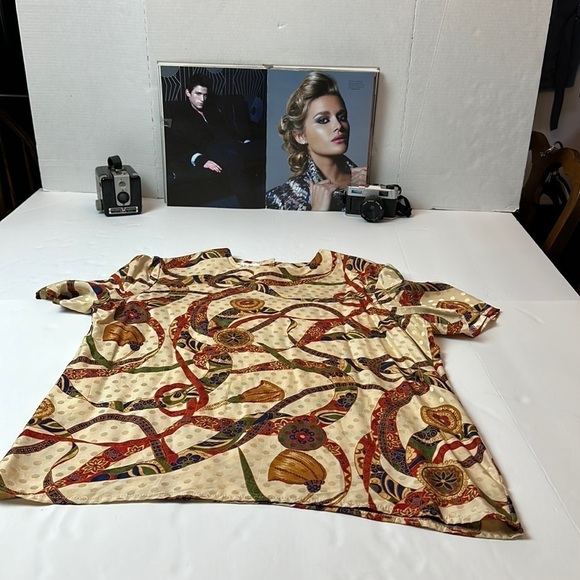 Adrianna Papell Tops - Vintage 80’s 100% silk Adrianna Papell blouse